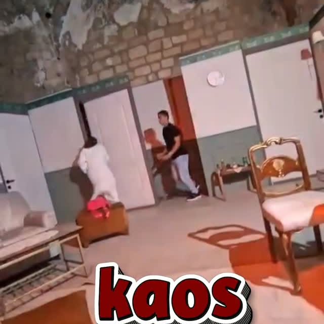 “Birinci perde provası…
Yönetmen: Sahneye çıkın.
Oyuncular: HEPİMİZ Mİ? 😂🎭”
#oyun #kktctiyatro #tiyatroiyidir
