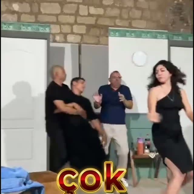 🎭 KKTC, kahkahaya hazır mısın?
Provalar tamamlanıyor, heyecan yükseliyor… Ve perde açılmak üzere! 🎬
Kahkahanın temposunun hiç düşmediği, sürprizlerle dolu yepyeni bir komedi çok yakında sahnede!
Genel provadan sadece birkaç küçük ipucu bırakıyoruz… Gerisini sahnede göreceksini