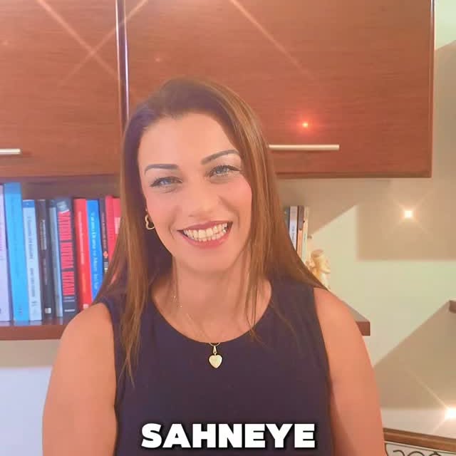 🎭 Sahneye bir adım atmaya hazır mısın?
16 yaş ve üzeri gençlere yönelik tiyatro eğitimimizde; oyunculuk, doğaçlama, ses–beden kullanımı, karakter çalışmaları ve sahne pratiği üzerine çalışacağız.
Bu eğitim için daha önce tiyatro deneyimi yaşamış olman gerekmiyor.
Merakın, öğren